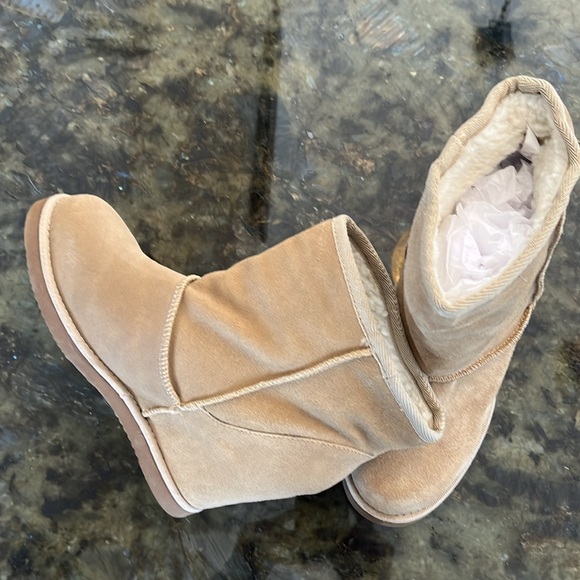 Ziti Girl hidden heel suede Ugg look a likes. 8.5 - Picture 2 of 5